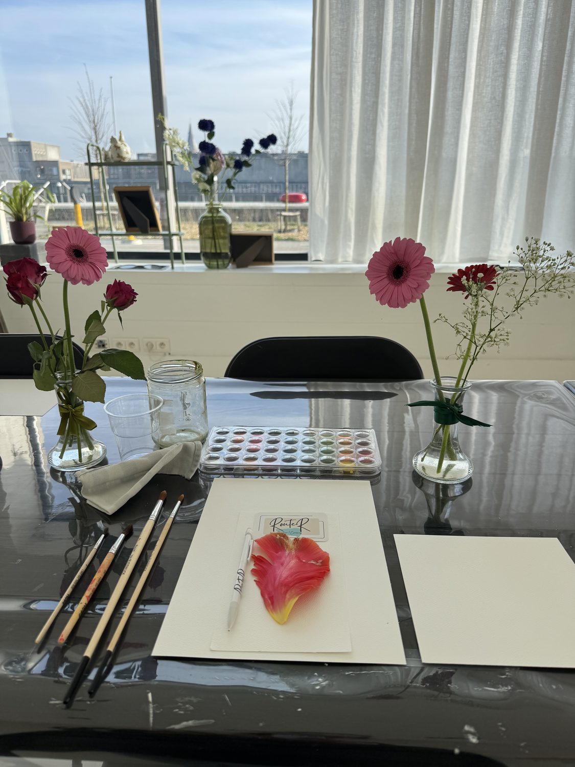 Rustig stilleven met bloemen en aquarelverf in het atelier